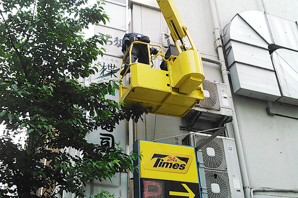 屋外広告物のコンプライアンス遵守と落下事故等を起こさない安全確保のために