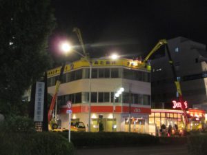 夜間の看板工事